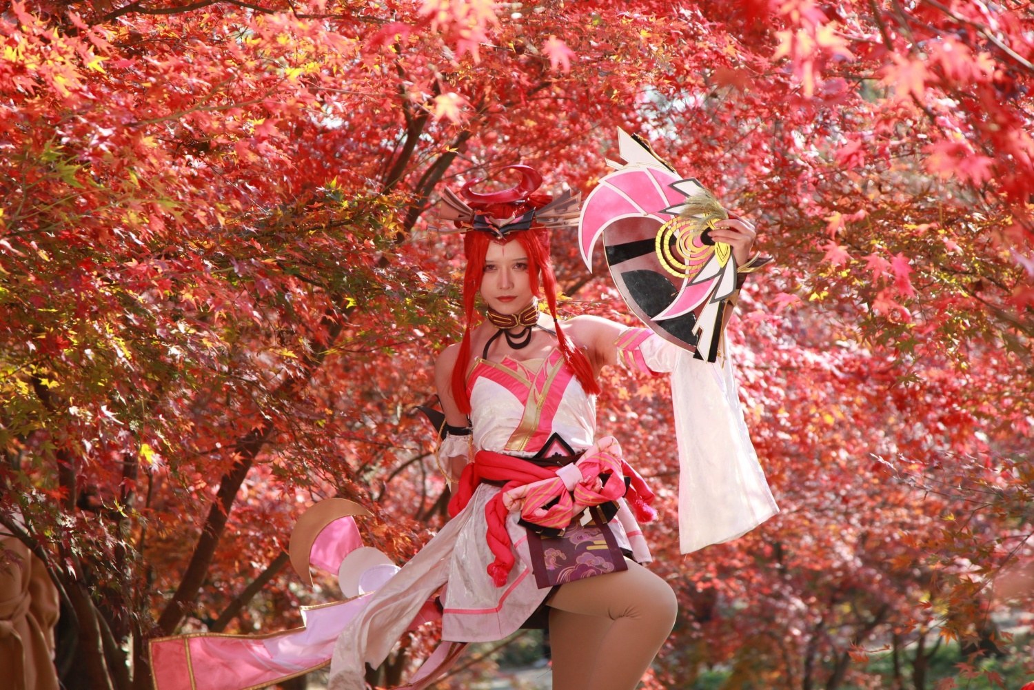 A cosplayer poses for a photo under maple trees at Zhongshan Botanical Garden in Nanjing, east China's Jiangsu Province, on December 7, 2023. /CFP