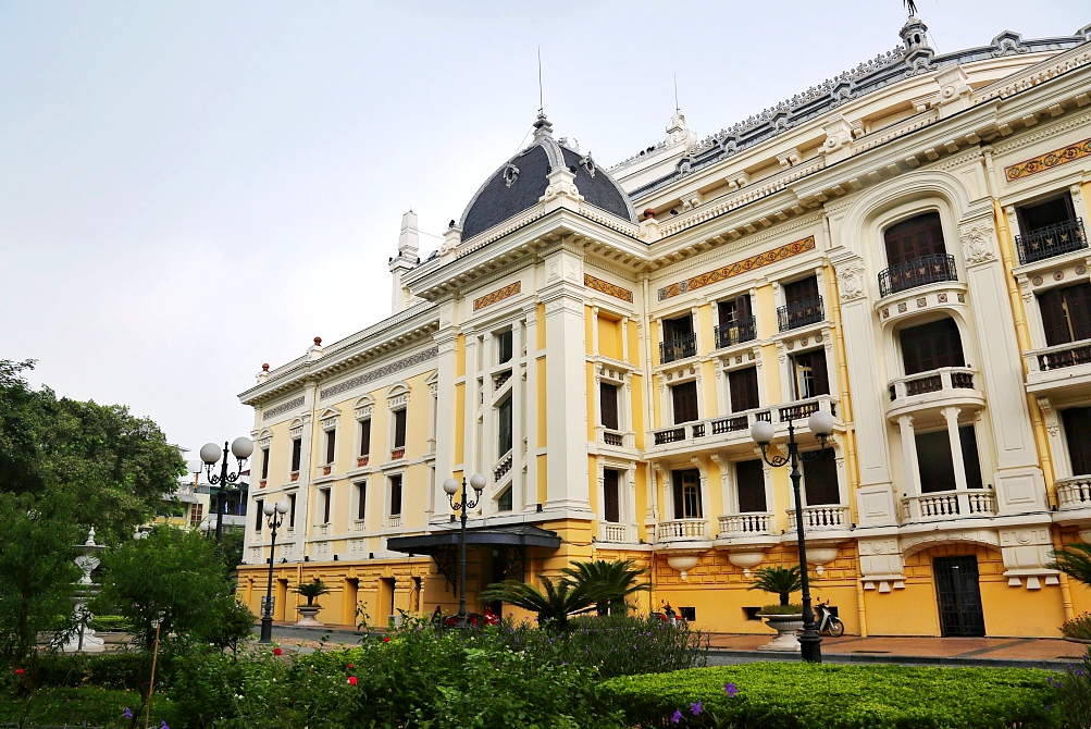 Hanoi Opera House is a cultural center in Vietnam and a must-visit site in Hanoi. /CFP