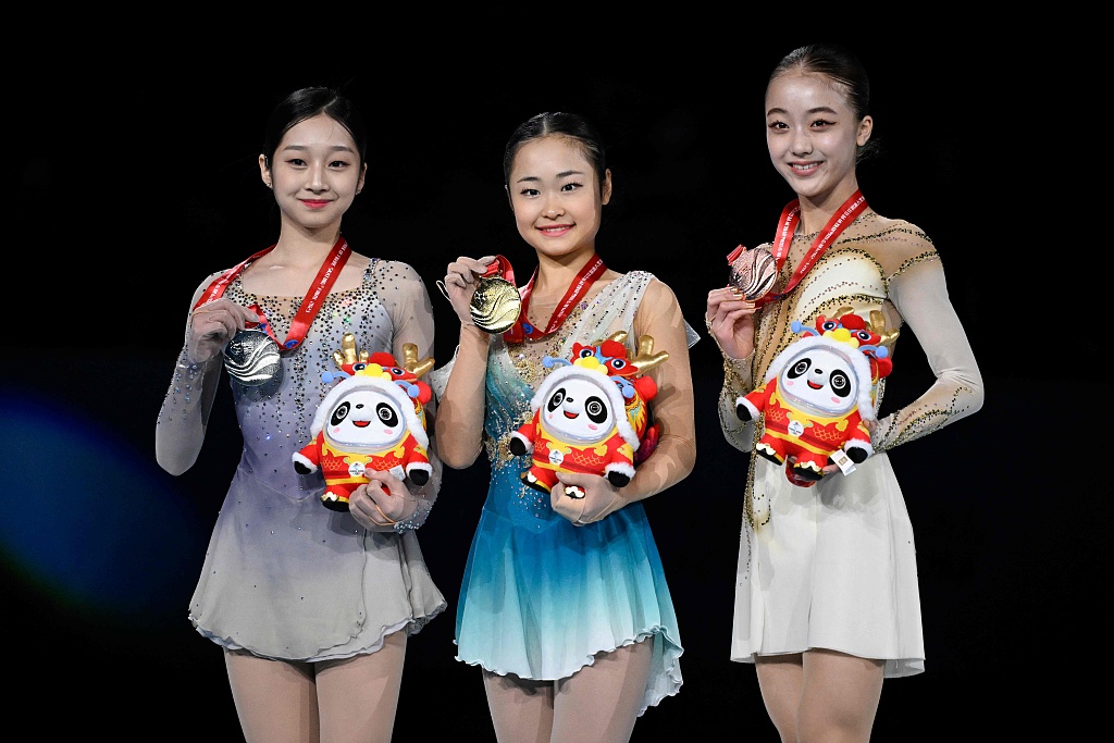 Shin Ji-a, Mao Shimada, and Rena Uezono (L-R) pose with their medals after the junior women's free skating event during the ISU Grand Prix of Figure Skating Final in Beijing, China, December 8, 2023. /CFP