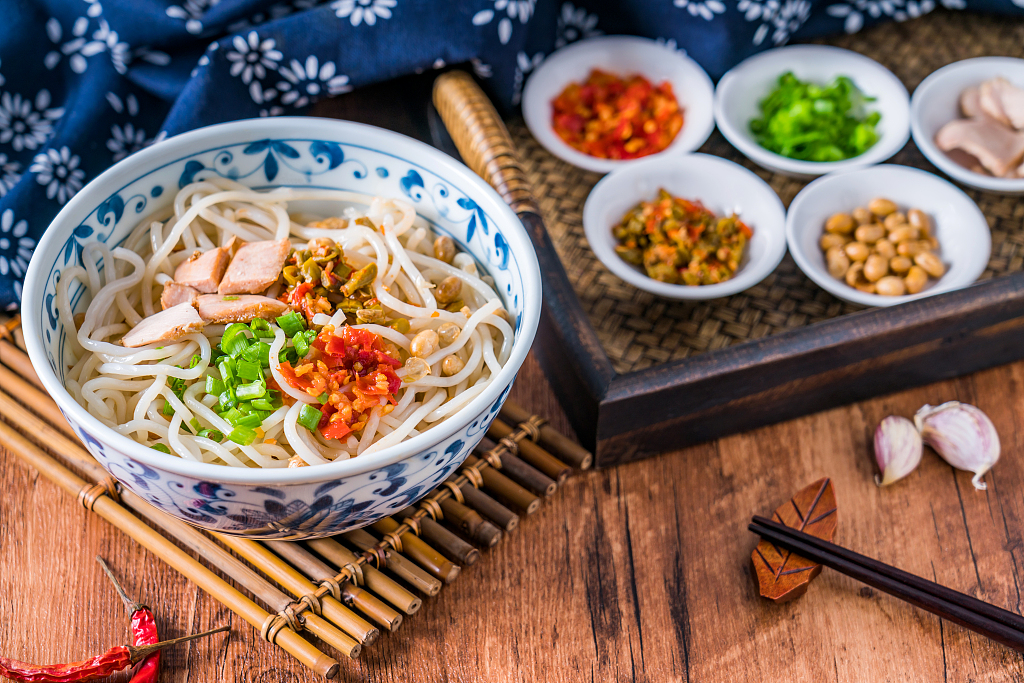 A file photo shows a bowl of Guilin mifen, which consists of rice noodles, pork meat, pickled long beans, green onions, and chili pepper. /CFP