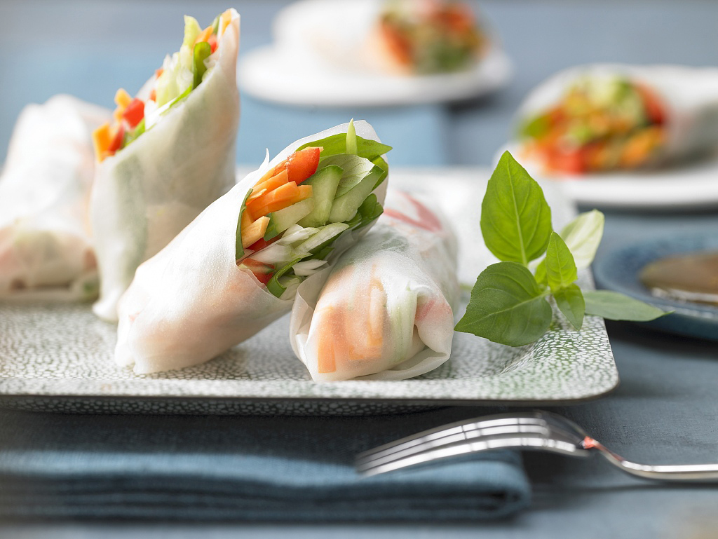 The Vietnamese spring rolls with rice noodles, shrimp, lettuce, and fresh herbs are served with several delicious Asian-inspired sauces for dipping. /CFP