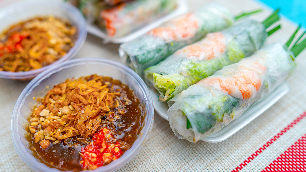 The Vietnamese spring rolls with rice noodles, shrimp, lettuce, and fresh herbs are served with several delicious Asian-inspired sauces for dipping. /CFP