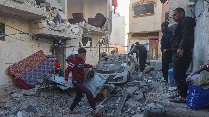 Palestinians inspect the rubble following Israeli bombardment on Khan Yunis in the southern Gaza Strip, December 8, 2023. /CFP