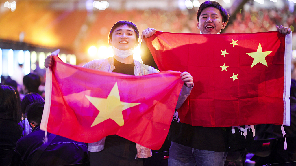 People hold flags of Vietnam and China for a photo in Shanghai, China, October 31, 2020. /CFP