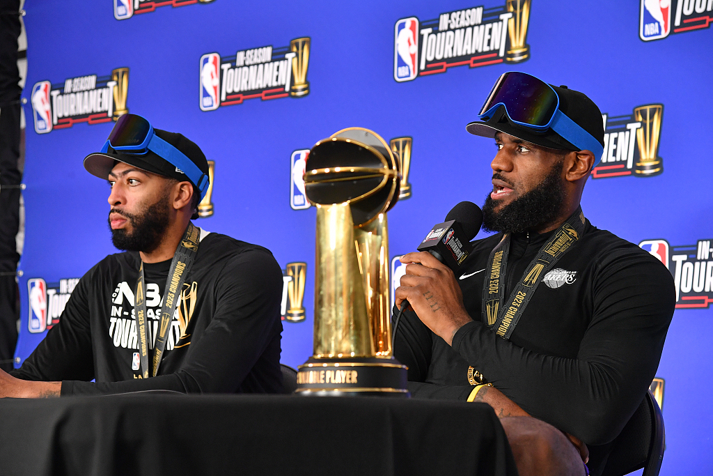 Anthony Davis (L) and LeBron James of the LA Lakers talk to the media after winning the NBA In-Season Tournament Championship in Las Vegas, U.S., December 9, 2023. /CFP
