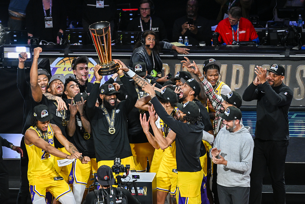 LA Lakers players celebrate after winning the NBA In-Season Tournament Championship in Las Vegas, U.S., December 9, 2023. /CFP