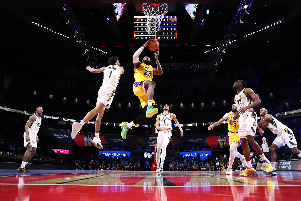 LeBron James (#23) of the LA Lakers drives to the basket against the Indiana Pacers during the NBA In-Season Tournament Championship in Las Vegas, U.S., December 9, 2023. /CFP