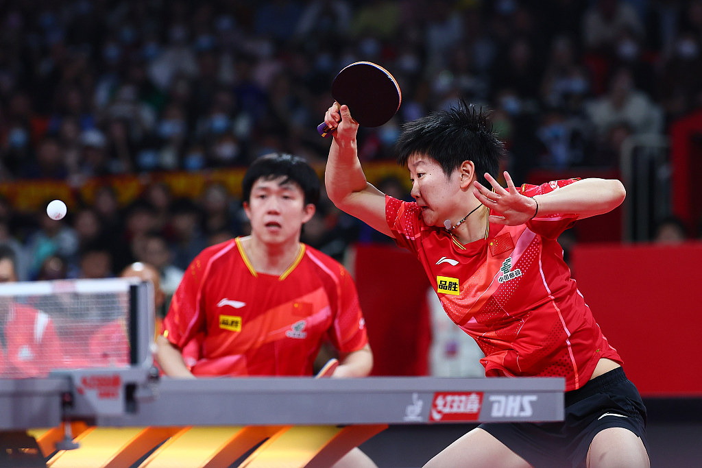 China's Wang Chuqin (L) and Sun Yingsha during the semifinal of the International Table Tennis Federation Mixed Team World Cup in Chengdu, China, December 9, 2023. /CFP