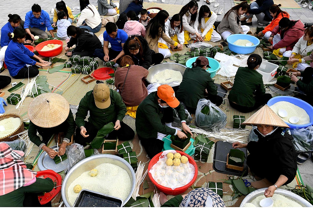 People prepare Banh chung, traditional Vietnamese rice cakes, at Tam Chuc Pagoda in Ha Nam Province in Vietnam ahead of Tet on January 7, 2023. /CFP