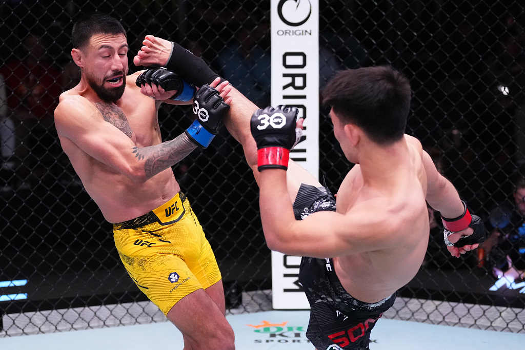 Song Yadong (R) of China kicks Chris Gutierrez of the U.S. in the main event of UFC Fight Night at the UFC Apex in Las Vegas, Nevada, December 9, 2023. /CFP