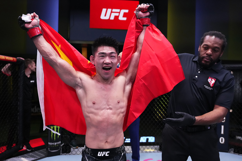 Song Yadong (L) of China is announced winner over Chris Gutierrez of the U.S. in the main event of UFC Fight Night at the UFC Apex in Las Vegas, Nevada, December 9, 2023. /CFP