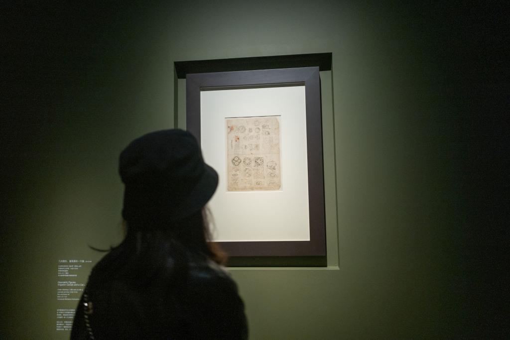 A visitor looks at a valuable manuscript by legendary Italian Renaissance artist Leonardo da Vinci at the Shanghai Museum in Shanghai, December 10, 2023. /CFP