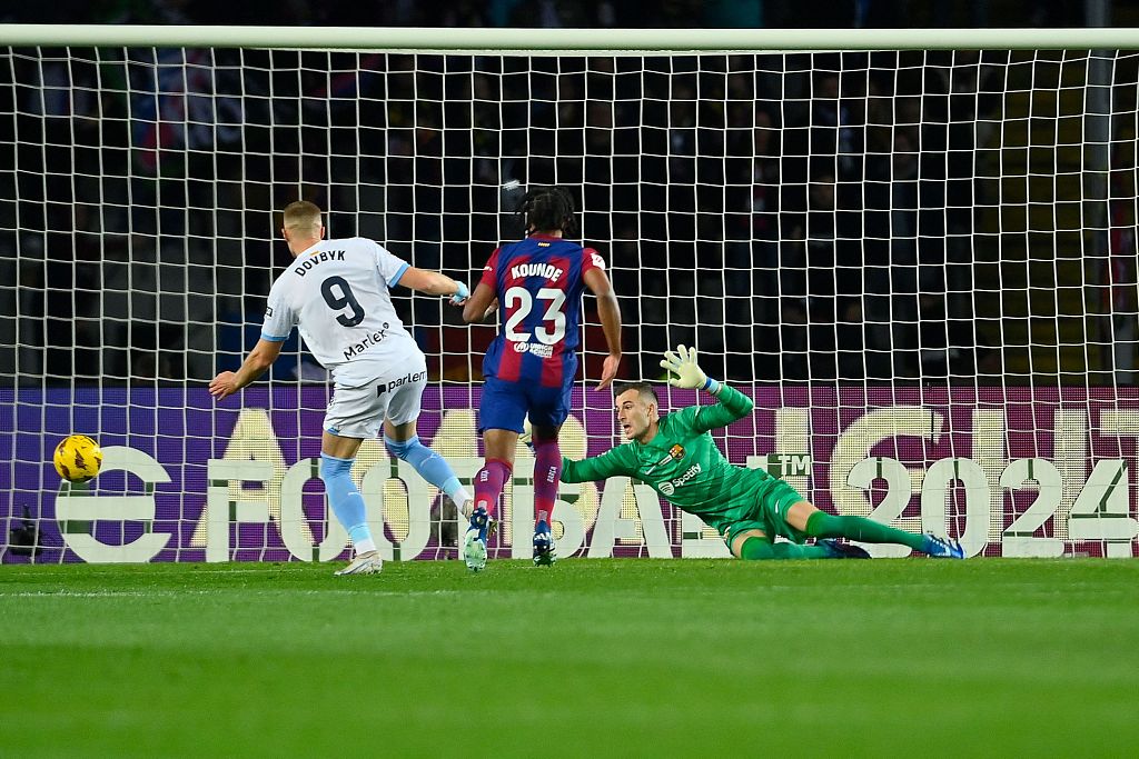 Artem Dovbyk (#9) of Girona shoots to score in the La Liga game against Barcelona at the Estadi Olimpic Lluis Companys in Barcelona, Spain, November 10, 2023. /CFP