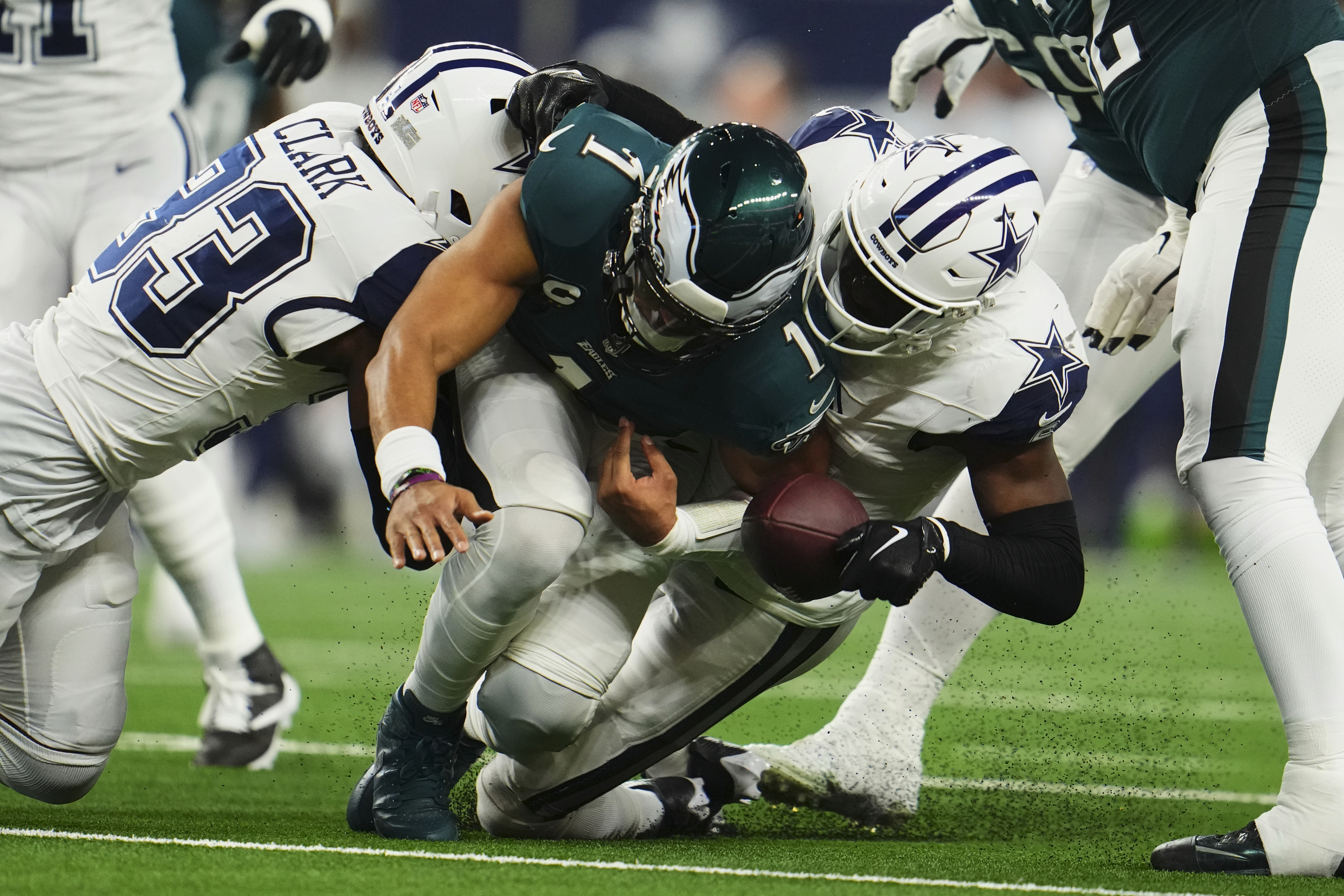 Quarterback Jalen Hurts (C) of the Philadelphia Eagles fumbles the ball in the game against the Dallas Cowboys at AT&T Stadium in Arlington, Texas, December 10, 2023. /CFP