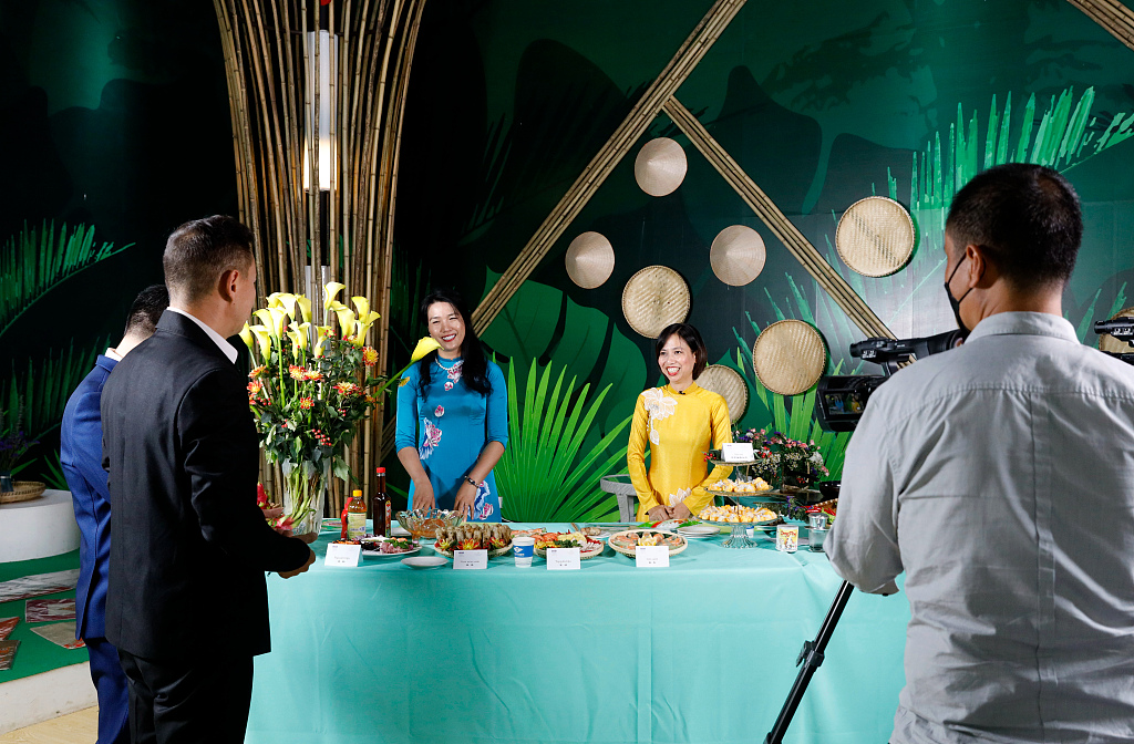Vietnamese officials promote Vietnamese food via live broadcast during the 2021 South Asia and Southeast Asia Commodities Exhibition in Kunming, southwest China's Yunnan Province, August 25, 2021. /CFP