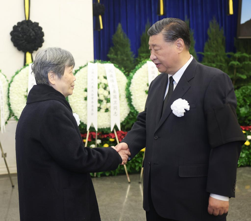 President Xi Jinping shakes hands with a family member of Sang Guowei to express his deep condolences in Beijing, capital of China, December 11, 2023. /Xinhua