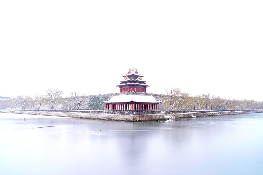 Snow cover the Forbidden City, Beijing, December 11. /CFP