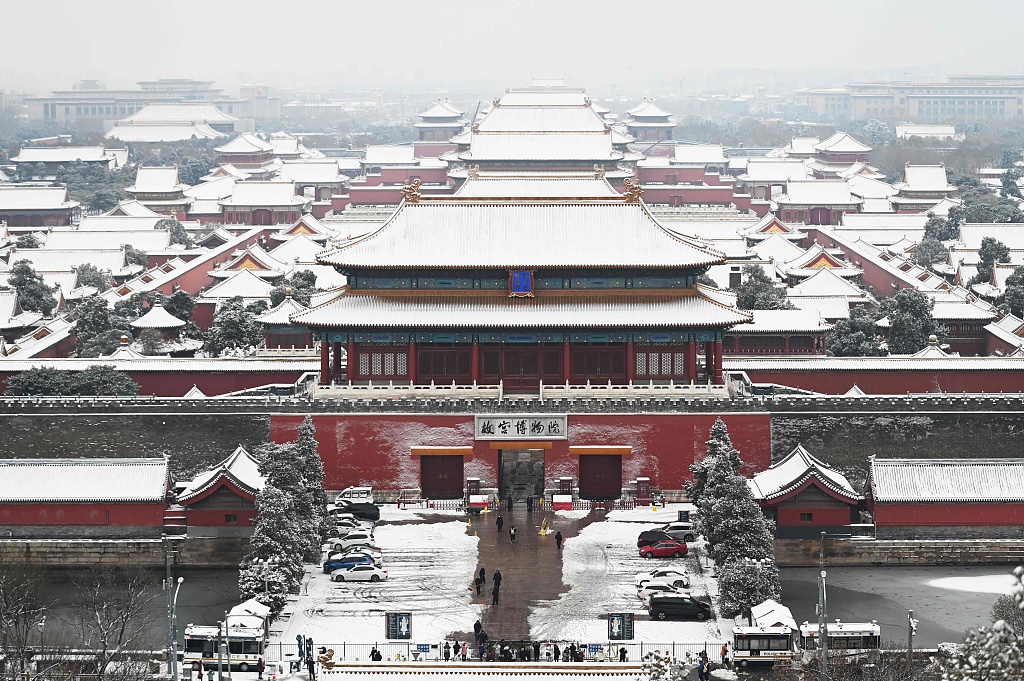 Snow cover the Forbidden City, Beijing, December 11. /CFP