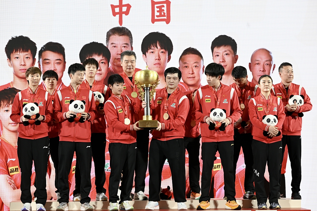 Players of China pose with the championship trophy after winning the International Table Tennis Federation Mixed Team World Cup in Chengdu, south China's Sichuan Province, December 10, 2023. /CFP