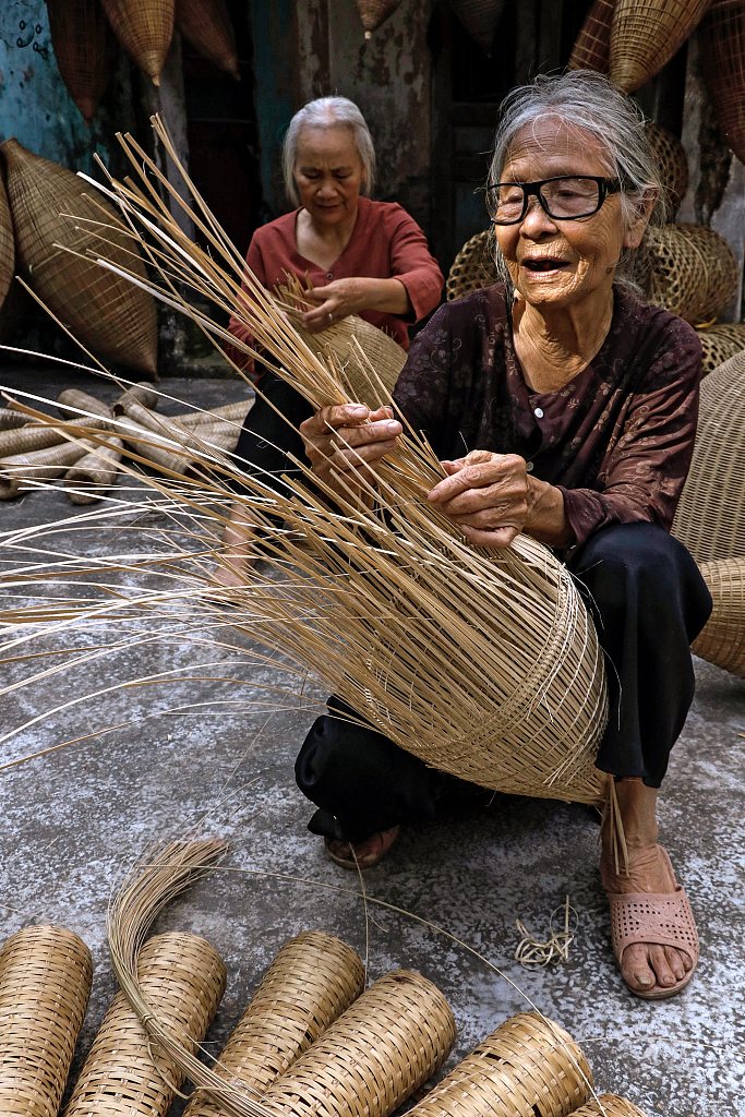 Local craftspeople weave bamboo fish pots at Thu Sy village in the Red River Delta province of Hung Yen, Vietnam on October 6, 2023. /CFP