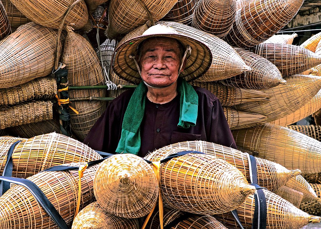 A craftsperson showcases bamboo fish pots at Thu Sy village in the Red River Delta province of Hung Yen, Vietnam on October 6, 2023. /CFP