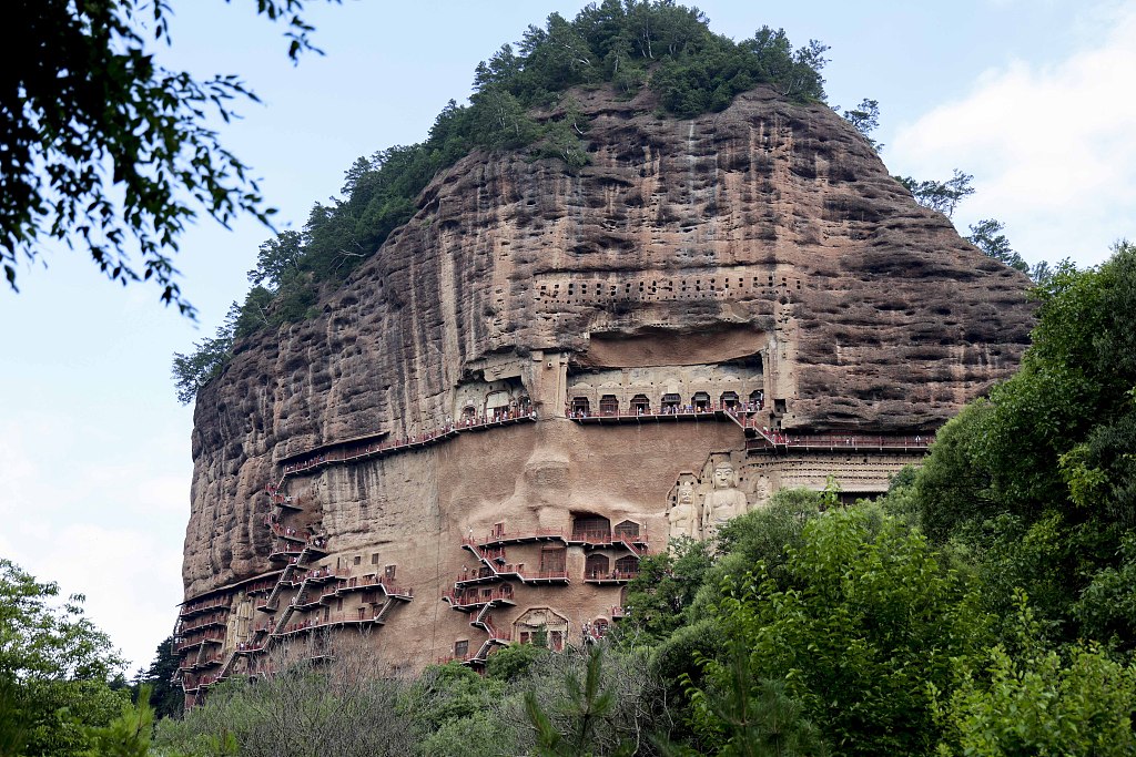 People visit the Maiji Mountain Grottoes in Tianshui, Gansu Province. /CFP