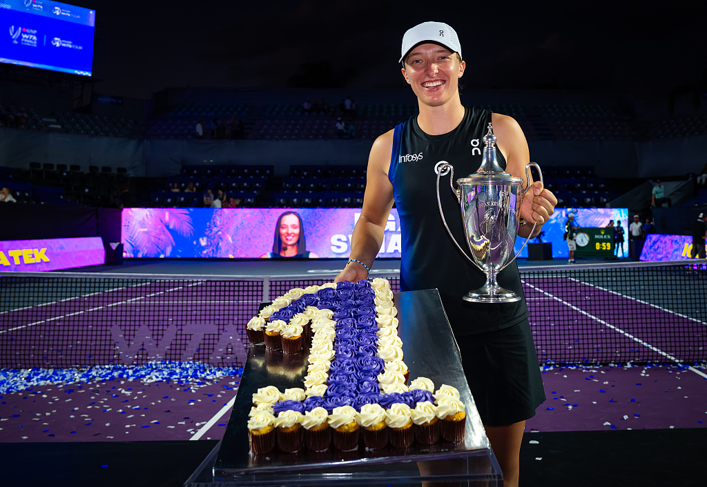 Iga Swiatek of Poland poses with the champions trophy and a cake commemorating her WTA No. 1 ranking after the WTA Tour in Cancun, Mexico, November 6, 2023. /CFP 