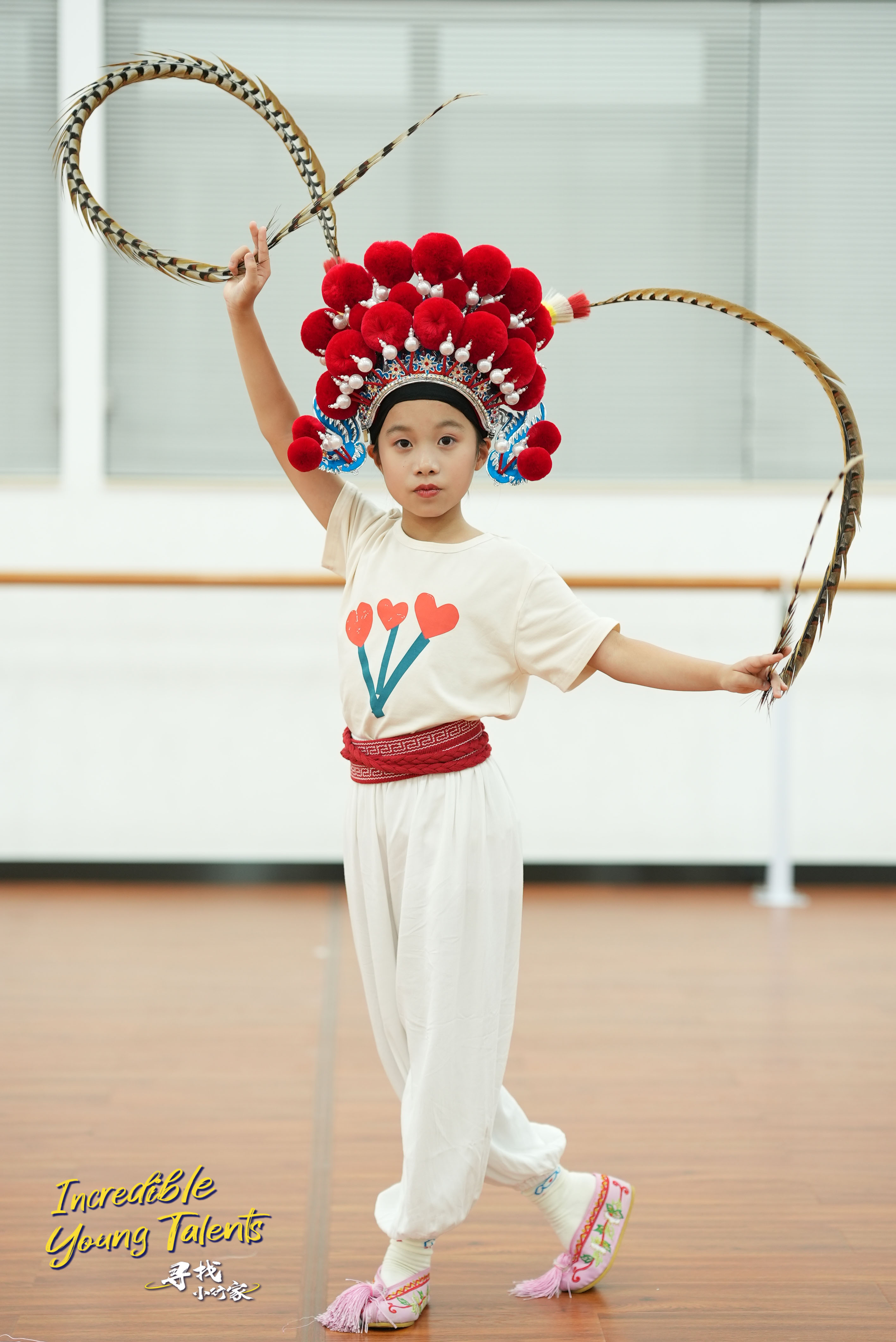 Nine-year-old Huang Xinru practices the mimes of Yueju Opera. /CGTN