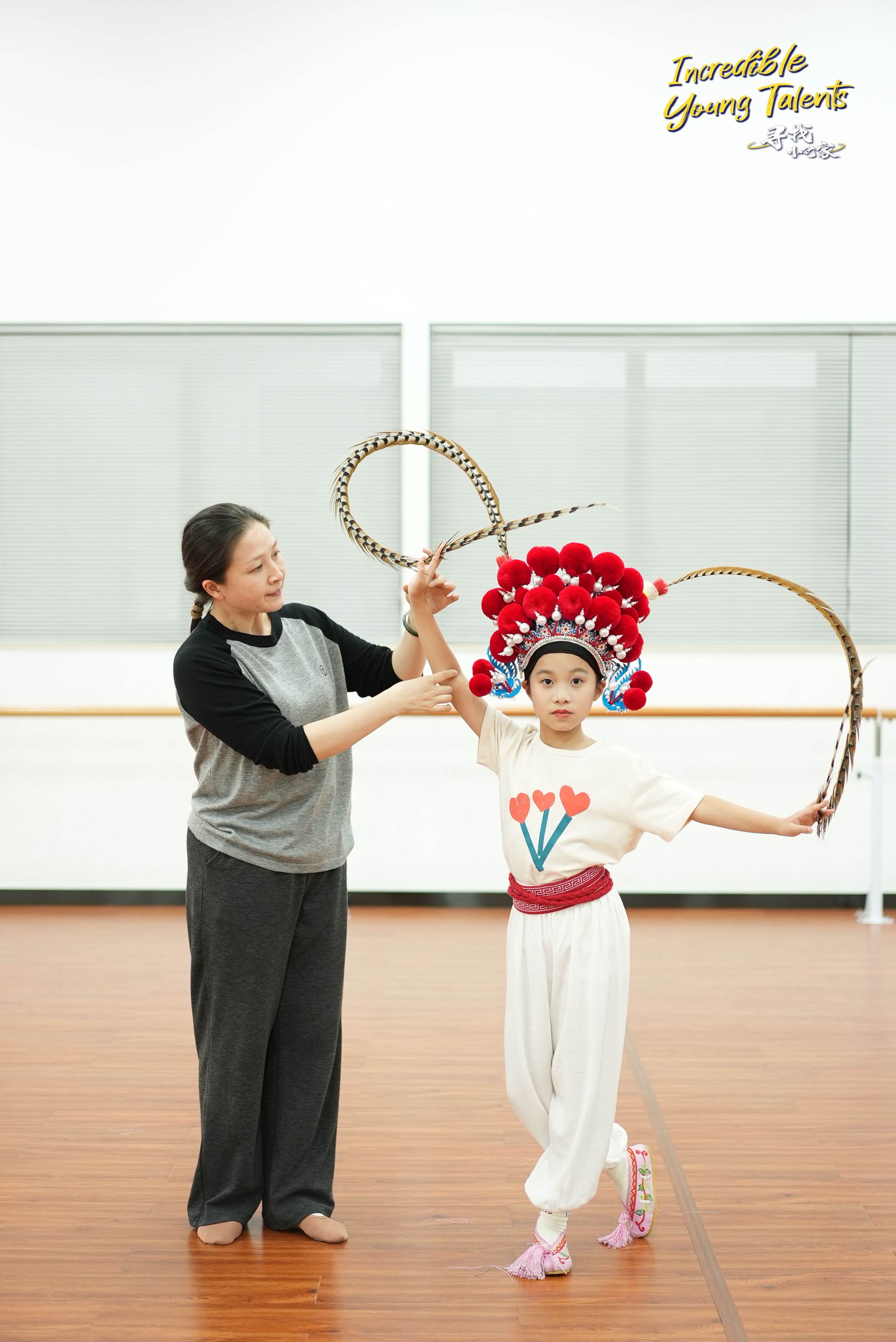 Huang Xinru follows her teacher's instructions as she practices the mimes of Yueju Opera. /CGTN