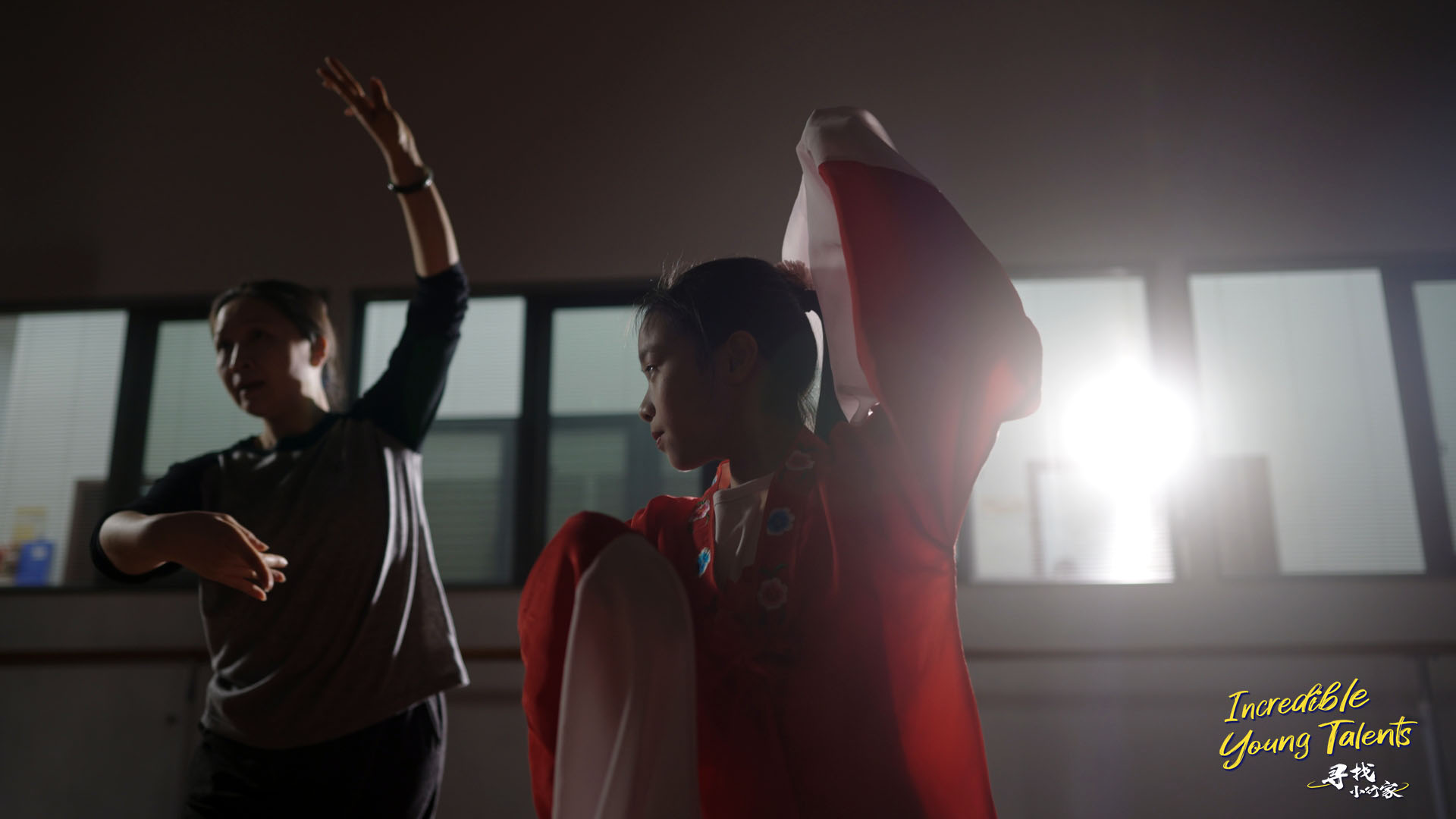 Huang Xinru follows her teacher's instructions as she practices the mimes of Yueju Opera. /CGTN