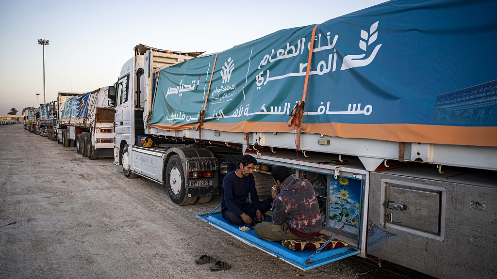 Trucks with aid destined for the Gaza Strip are parked on the side of the road in Rafah, Egypt, December 11, 2023. /CFP