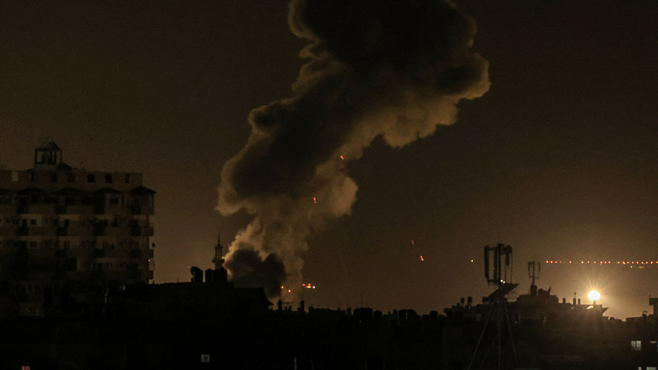 Smoke rises in the southern Gaza Strip, December 11, 2023. /CFP