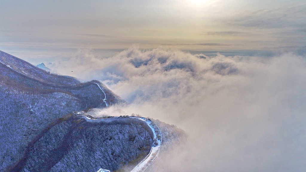 A photo shows the Jiankou section of the Great Wall set against the backdrop of rolling clouds in Beijing on December 11, 2023. /IC