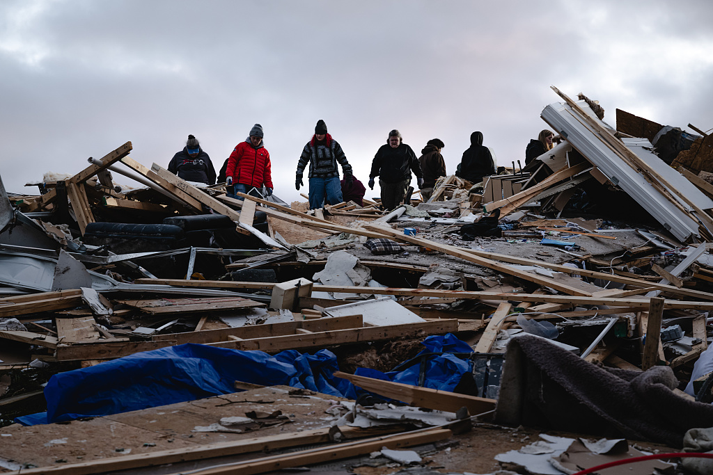 Residents and volunteers work to clear debris of a destroyed home in search of pets and belongings in the aftermath of a tornado in Clarksville, Tennessee, U.S., December 10, 2023. /CFP 