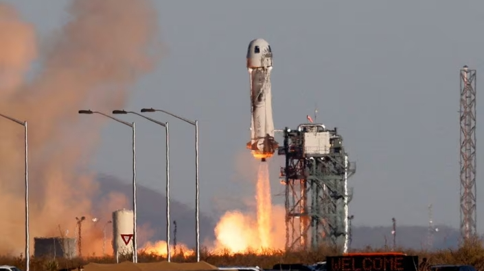 A Blue Origin New Shepard rocket lifts off with a crew of six, including Laura Shepard Churchley, the daughter of the first American in space Alan Shepard, for whom the spacecraft is named, from Launch Site One in west Texas, U.S., December 11, 2021. /Reuters