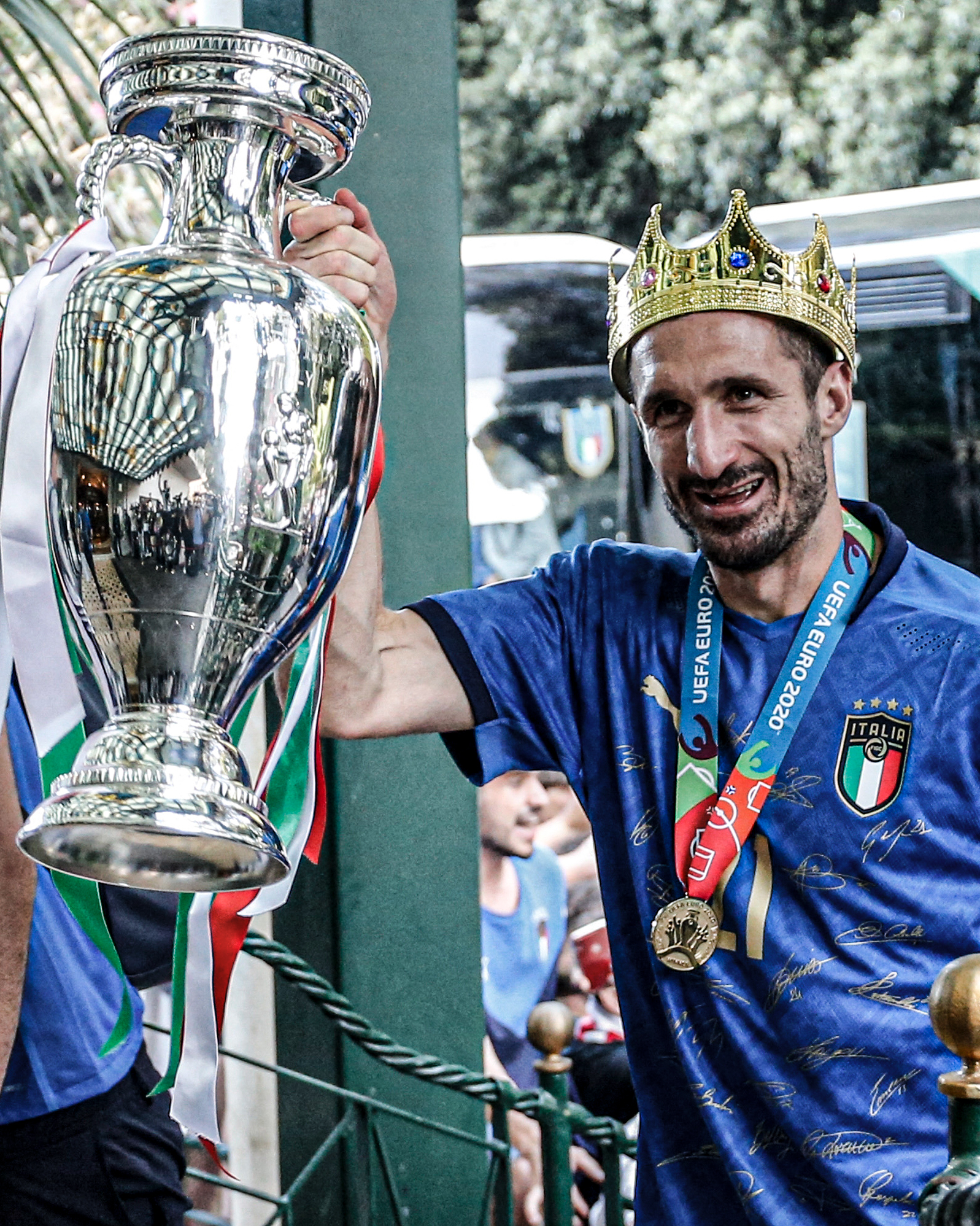 Giorgio Chiellini celebrates with the Henri Delaunay Trophy following Italy's victory in the Euro 2020 final at Wembley Stadium in London, England, July 11, 2021. /CFP