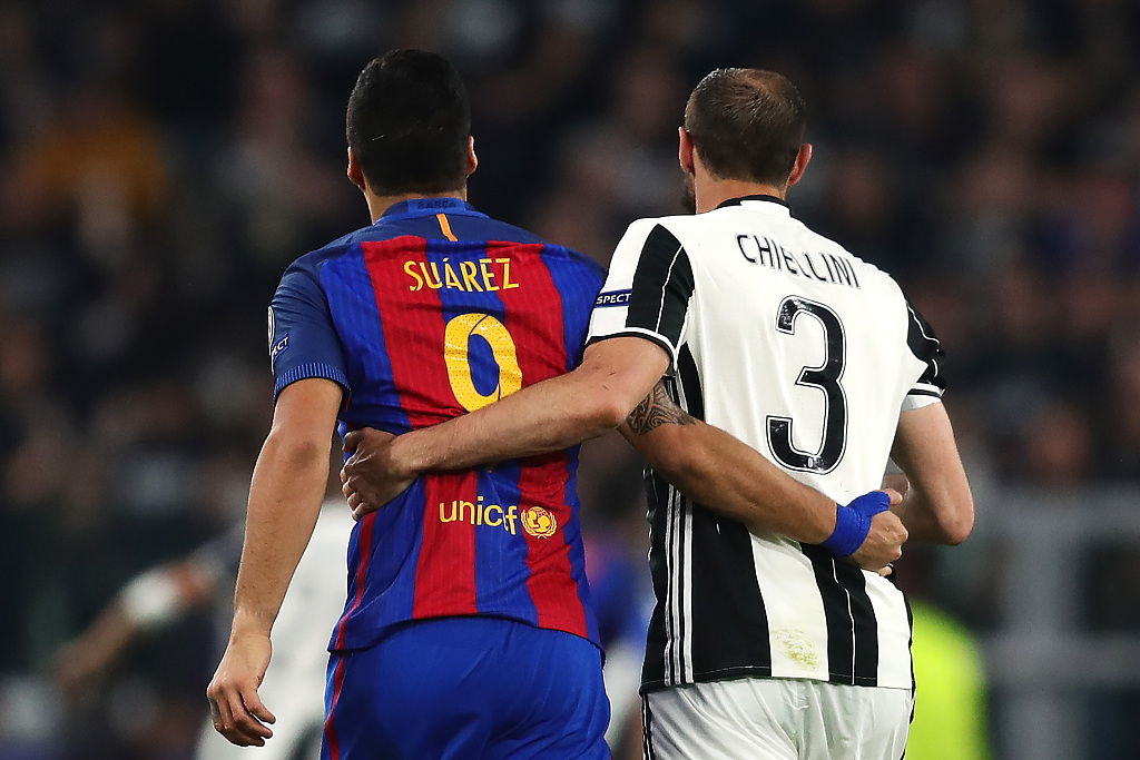 Giorgio Chiellini (R) of Juventus and Luis Suarez of Barcelona embrace during the Champions League clash at Juventus Stadium in Turin, Italy, April 11, 2017. /CFP