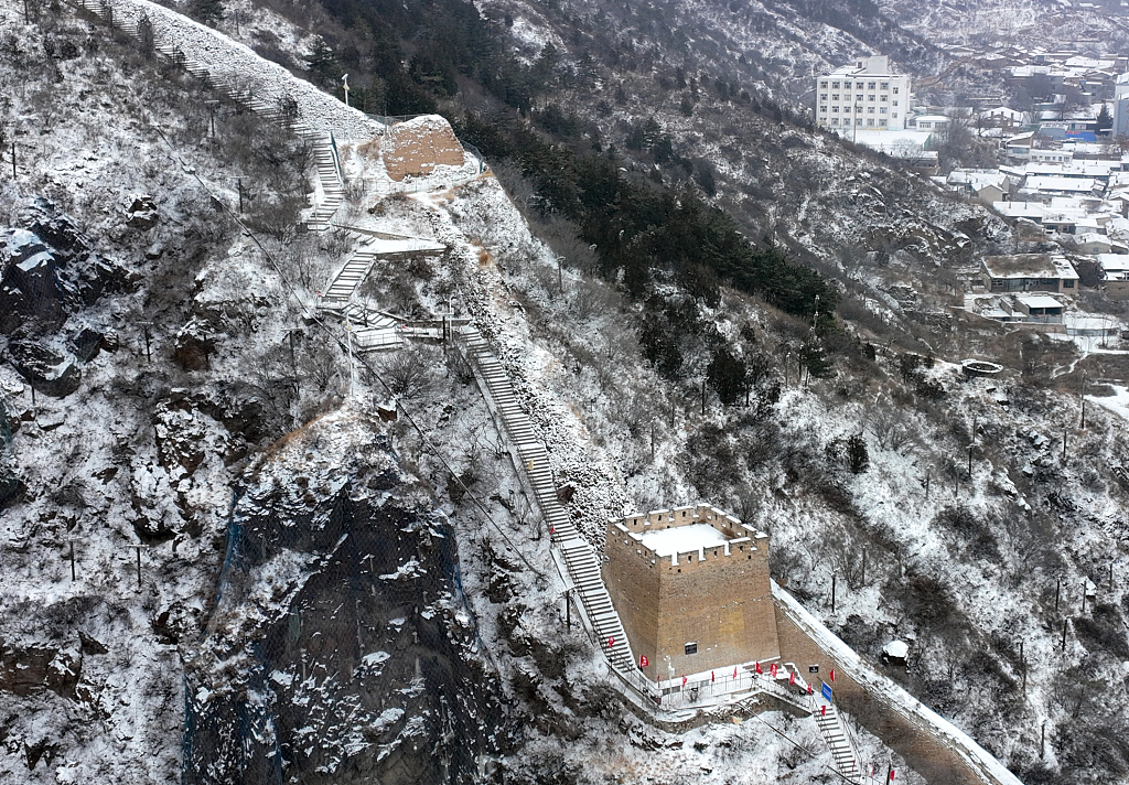 An aerial view of the Dajingmen Great Wall covered in snow in Zhangjiakou City, northern China's Hebei Province, December 13, 2023. /CFP