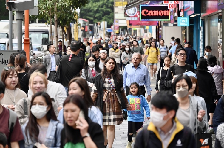 Crowds walk on the street of Tsim Sha Tsui in the Hong Kong Special Administrative Region, south China, November 16, 2023. /CFP