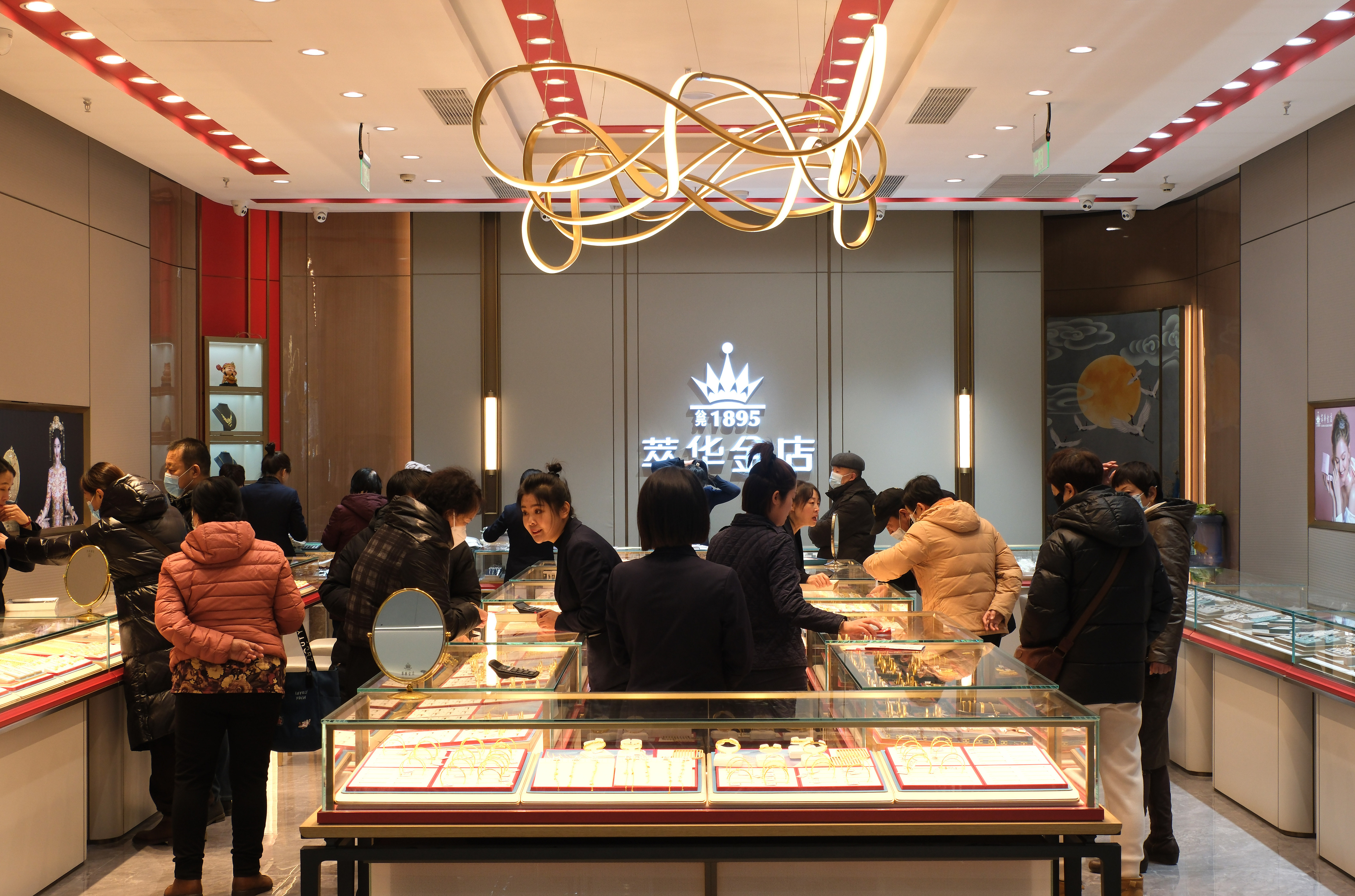 People buy jewelry at a gold shop in Shenyang City, northeast China's Liaoning Province, December 11, 2023. /CFP
