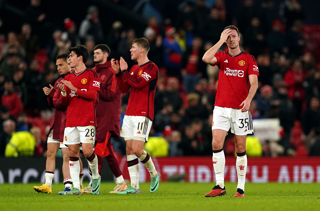 Manchester United players acknowledge the home fans after their Champions League clash with Bayern Munchen at Old Trafford in Manchester, England, December 12, 2023. /CFP