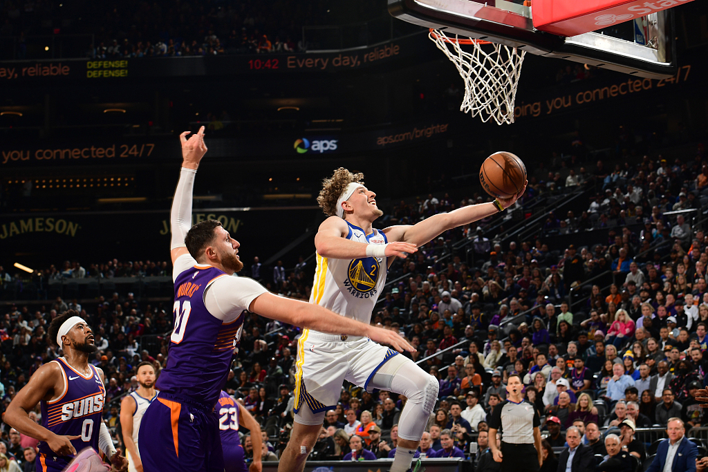 Brandin Podziemski (R) of the Golden State Warriors drives toward the rim in the game against the Phoenix Suns at the Footprint Center in Phoenix, Arizona, December 12, 2023. /CFP