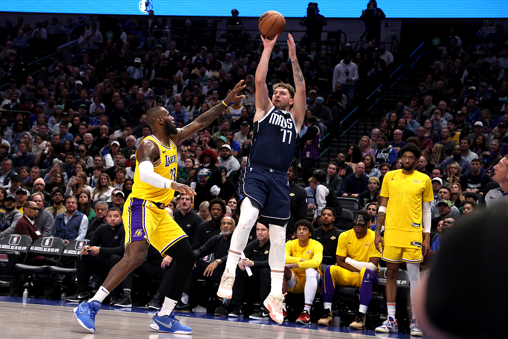 Luka Doncic (#77) of the Dallas Mavericks shoots in the game against the Los Angeles Lakers at the American Airlines Center in Dallas, Texas, December 12, 2023. /CFP