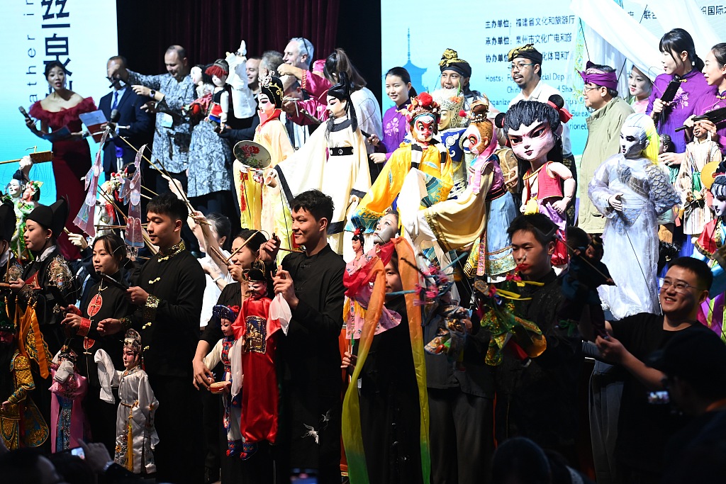 A photo taken on December 9, 2023 shows puppeteers from China and abroad gathering on stage in Quanzhou, Fujian Province, China. /CFP