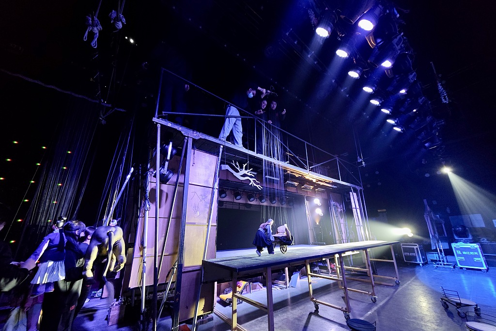 A photo taken on December 9, 2023 shows puppeteers practicing backstage in Quanzhou, Fujian Province, China. /CFP