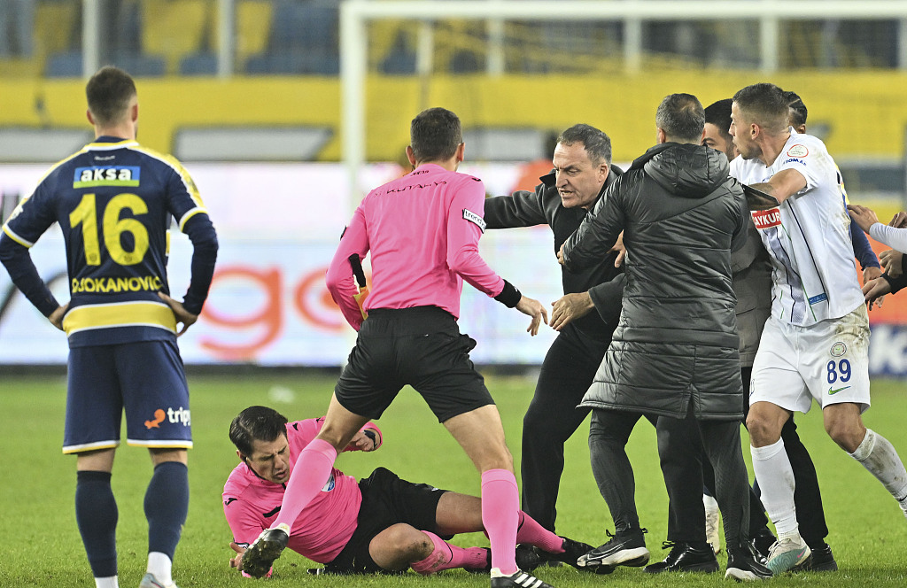 Faruk Koca (R), president of Ankaragucu, hits referee Halil Umut Meler to the ground after the end of the Turkish Super Lig game against Rizespor at Eryaman Stadium in Ankara, Türkiye, December 11, 2023. /CFP