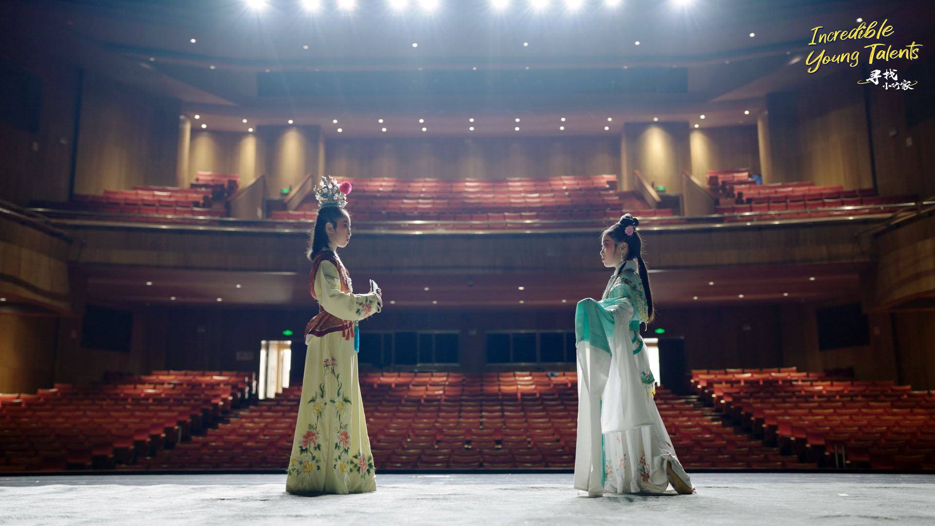 Huang Xinru (R) and Wang Yuhan portray the roles of Lin Daiyu and Jia Baoyu in Yueju Opera. /CGTN