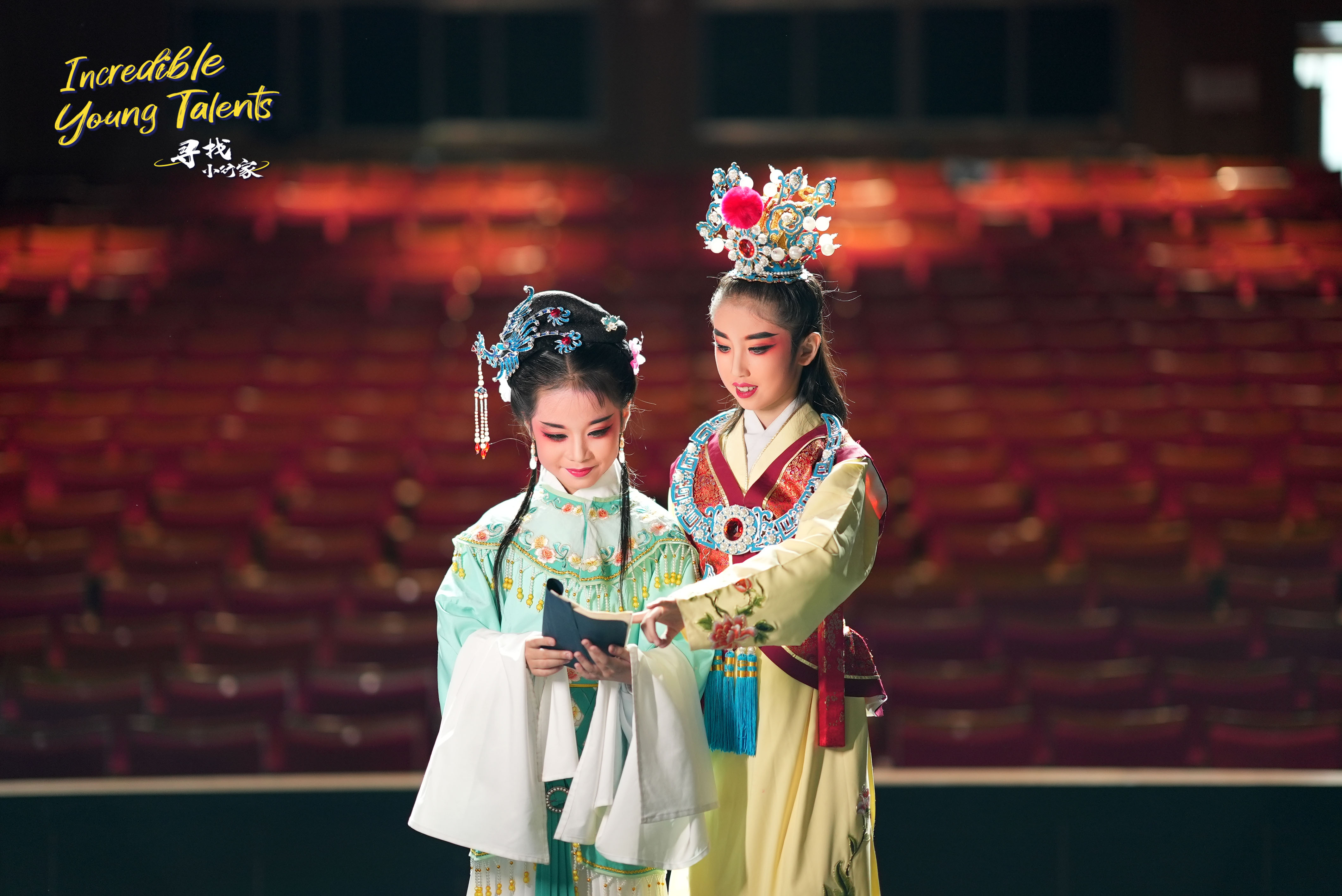 Nine-year-old Huang Xinru (L) and her partner 11-year-old Wang Yuhan portray the roles of Lin Daiyu and Jia Baoyu in Yueju Opera. /CGTN