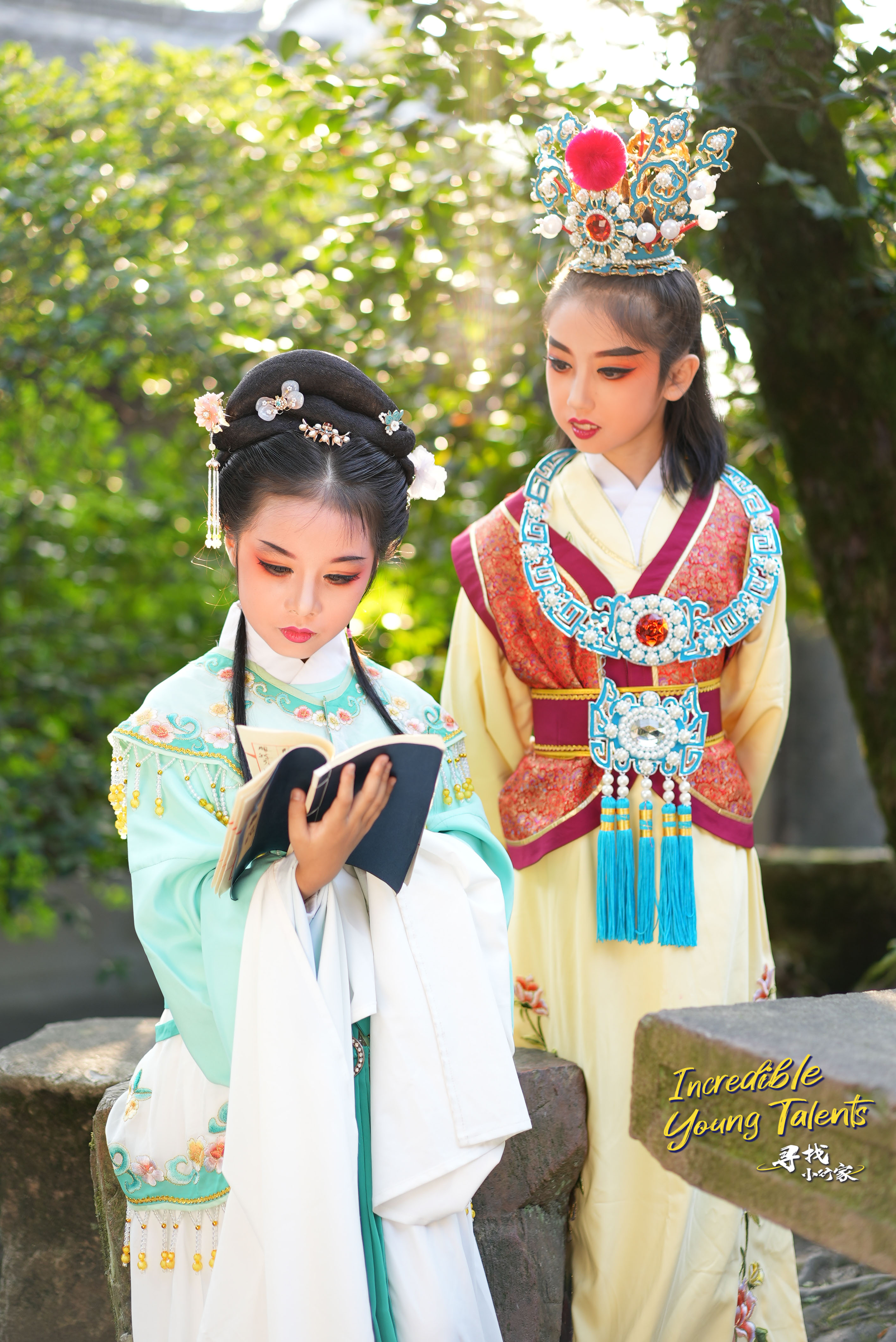 Huang Xinru (L) and Wang Yuhan portray the roles of Lin Daiyu and Jia Baoyu in Yueju Opera. /CGTN