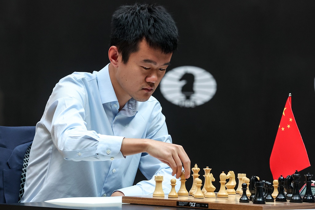 2023年4月30日，哈萨克斯坦阿斯塔纳瑞吉酒店，中国选手丁立人在世界象棋锦标赛中对阵俄罗斯选手伊恩·涅波姆尼亚奇。/CFP